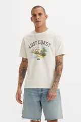 Remera de algodón color crema con cuello redondo y estampado frontal con la leyenda "Lost Coast" y un paisaje costero.