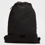 Mochila tipo morral con cierre de cordón ajustable en la parte superior, confeccionada en material técnico negro. Presenta un diseño minimalista con el logo 'black' estampado en el frente, compartimento principal amplio, bolsillo interior con cierre y bolsillo frontal de acceso rápido.