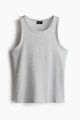 Musculosa de punto acanalado color gris melange, de corte ajustado al cuerpo, con escote redondo y sisas amplias.