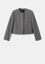 Blazer cropped gris de cuello redondo y manga larga, con patrón de cuadros, bolsillos de ribete delanteros y cierre de botones.