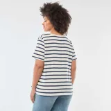 Camiseta de manga corta blanca con rayas horizontales azul marino, cuello redondo y diseño de corte clásico.