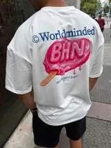 Remera blanca de corte oversize con cuello redondo y manga corta. Presenta un pequeño estampado en el pecho izquierdo que representa un helado de palito con el texto BHN.