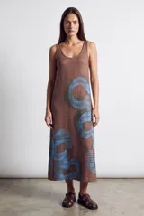 Vestido maxi sin mangas de corte recto, color marrón con estampado geométrico de círculos en tonos azules y verdes.