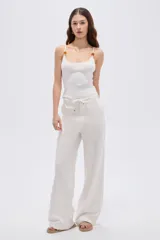Pantalón ancho de algodón en color blanco natural, con bolsillos y cordón ajustable en la cintura.