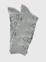 Par de medias de caña media color gris melange con estampado de fórmulas químicas y elementos de laboratorio en tonos turquesa y azul oscuro. Poseen puntera y talón en color turquesa.
