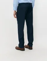 Ambo Harrington Label de color azul marino, compuesto por un saco cruzado de doble botonadura y solapas de pico, y pantalón a juego.