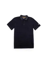 Remera tipo polo de manga corta color negro, con cuello clásico, cierre frontal de tres botones y parche de silicona con el logo de la marca en la manga izquierda.