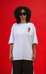 Remera oversize de algodón premium color blanco, con cuello redondo y manga corta. Presenta un pequeño estampado del personaje Mickey Mouse en el lado izquierdo del pecho.