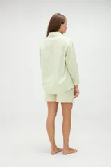 Short rosado de algodón con diseño a rayas verticales y cintura elástica, con etiqueta frontal de la marca Aire.