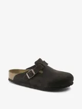 Zueco Birkenstock Boston SFB Leve de gamuza color marrón oscuro, con plantilla suave y correa ajustable con hebilla metálica.