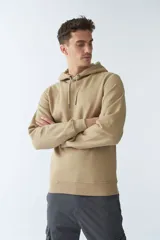 Buzo canguro de felpa gris oscuro con capucha ajustable, manga larga, bolsillo canguro y logo estampado en el pecho.