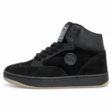 Zapatillas de media caña Airwalk modelo Enigma Total Black, de color negro con suela de goma marrón. Combinan paneles de gamuza y cuero sintético, con cordones negros y logo circular en el lateral.