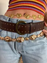 Cadena dorada para la cintura con eslabones de corazones y eslabones ovalados.