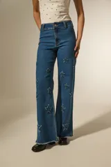 Pollera larga de corte recto y cintura elástica, confeccionada en tejido negro con textura de franjas horizontales.