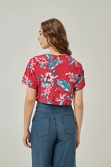 Blusa de mangas cortas con estampado de rayas verticales multicolores.
