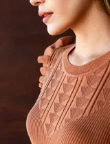 Vestido tejido color marrón, marca Absolutely Famous. Presenta diseño calado en la parte delantera y volados en las sisas.