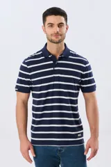 Remera polo de manga corta con diseño de rayas horizontales en color azul marino y rosado. Cuenta con cuello camisero, cierre frontal con botones y calce clásico.