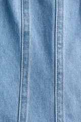 Vestido midi de denim de algodón celeste, con cuerpo entallado, falda con vuelo, escote cuadrado y tirantes finos.