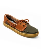 Zapato náutico unisex confeccionado en lona color verde militar con detalles en cuero color tostado. Presenta cordones frontales, ojales metálicos y suela de goma antideslizante en tono caramelo.