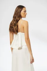 Top blanco de lino con breteles finos elásticos regulables en la espalda y fruncido en el escote y la espalda.