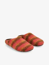 Clog tipo mula con diseño de textura peluda y estampado degradado en tonos violeta, negro y rosa. Presenta una silueta cerrada en la parte frontal y abierta en el talón.