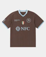 Camiseta de fútbol color marrón con cuello en V y detalles en celeste, inspirada en el Napoli F.C., con diseño de mangas cortas y sponsors impresos en el frente.