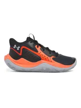 Championes de básquetbol Under Armour modelo Jet 23, con diseño de corte medio en colores negro, naranja y gris. Presentan una parte superior de materiales mixtos para mayor durabilidad y soporte, entresuela Micro G® de longitud completa para amortiguación y suela de goma con patrón de tracción anatómico.