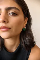 Aros de argolla en acero quirúrgico con dije de piedra natural en tono azul.