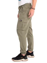 Pantalón cargo Caterpillar modelo Diesel, color verde militar, de corte relajado, con cintura elástica con cordón de ajuste, múltiples bolsillos incluyendo bolsillos cargo laterales con logo de la marca, y puños elásticos en los tobillos.