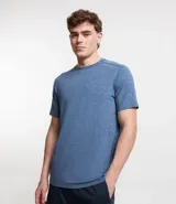 Remera deportiva de manga corta con cuello redondo, confeccionada en tejido técnico con tecnología Dry para mayor transpirabilidad y secado rápido. Presenta un diseño básico de color azul jaspeado con detalles reflectantes.