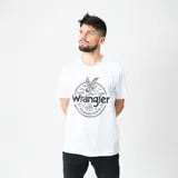 Remera blanca de manga corta con estampa circular en el frente que incluye el logo de Wrangler, un águila y la bandera estadounidense.