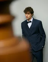 Ambo Harrington Select color azul oscuro, compuesto por saco de botonadura simple, chaleco abotonado y pantalón de vestir a juego, ideal para ocasiones formales.