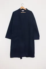 Bata de polar color azul, con cuello solapa, mangas largas, bolsillos laterales y lazo ajustable en la cintura.