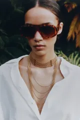 Pack de dos collares dorados de múltiples cadenas finas, compuesto por un choker rígido de eslabones entrelazados y un collar largo de varias tiras en cascada con cierre de mosquetón.