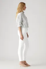 Jeans blancos de tiro alto, corte skinny, ajustados en cadera y muslos, confeccionados en denim stretch con tecnología Hypersoft.