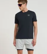 Bermuda deportiva para hombre, color verde menta, con short de compresión integrado. La bermuda exterior es suelta y tiene un pequeño logo estampado en el muslo izquierdo.
