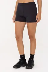 Minishort negro de lycra con cintura tiro medio y compresión media.