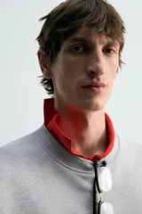 Sudadera de algodón gris jaspeado, corte regular, con cuello redondo y puños y bajo acanalados.