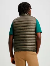 Chaleco puffer color verde oliva con cierre frontal y bolsillos laterales.