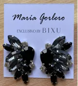 Aros colgantes con forma de flor, con piedras facetadas de diferentes tamaños y colores: verde, marrón, beige y cristal.