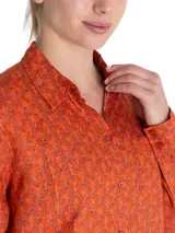 Blusa de lino orgánico color vino con estampado geométrico, manga larga, cuello camisero, cierre frontal de botones y un bolsillo superior.