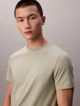 Remera de manga corta Calvin Klein con corte slim, cuello redondo y logo de la marca bordado en el pecho. Confeccionada en tejido elástico de algodón.