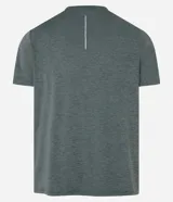 Remera deportiva de manga corta con cuello redondo, confeccionada en tejido técnico con tecnología Dry para mayor transpirabilidad y evaporación del sudor. Presenta un diseño básico con detalles reflectantes.