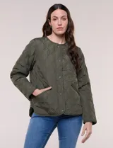Campera matelaseada color verde militar con diseño capitoneado de rombos, escote redondo sin cuello y cierre frontal con broches a presión. Cuenta con bolsillos frontales oblicuos y ruedo curvo con aberturas laterales.