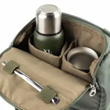 Bolso matero verde de poliéster con diseño acolchado. Tiene acceso con cierre doble, múltiples bolsillos internos y externos, compartimentos para notebook y matero, asas fijas, correa regulable y herrajes plateados.