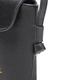 Bandolera pequeña color negro, de material símil cuero con textura, con solapa que cierra con broche metálico dorado. Presenta el logo 'XL' metálico en dorado en la parte frontal inferior. Incluye correa larga regulable y desmontable.