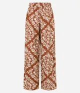 Pantalón pantalona con cintura alta, cintura ancha con botones forrados en los laterales y estampa tropical estilo pañuelo con flores.