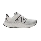 Championes de running New Balance Fresh Foam X More v4, color blanco con detalles en negro y logo "N" en gris.