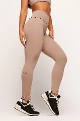 Calza color café de poliamida de alta performance, con diseño minimalista, tacto liviano y cintura alta.