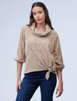 Buzo de velour color beige con cuello volcado, mangas 3/4 con puño elastizado y ruedo anudado.